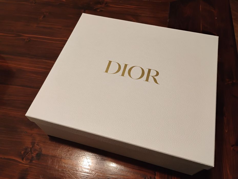 Biały karton Dior złote logo