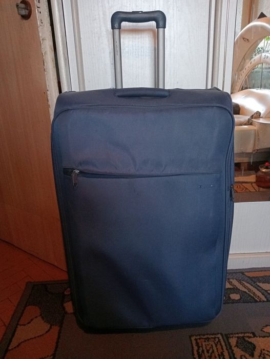 Torba podróżna na czterech kółkach torba jest duża
