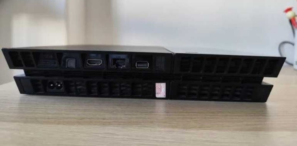 PS4 FAT 1ª geração + 2 comandos + Headset Sony camuflado