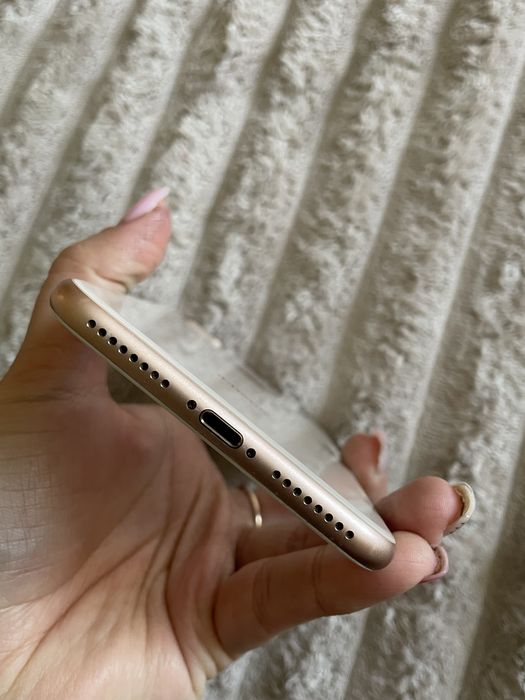 Продам iPhone 8+