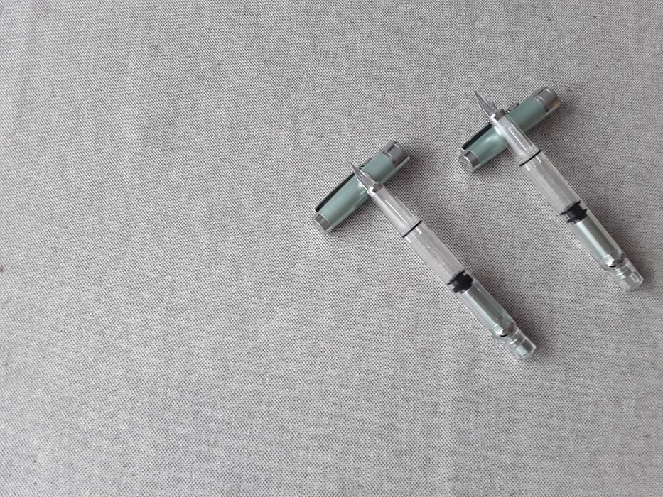 Vendo estas duas canecas de tinta da china