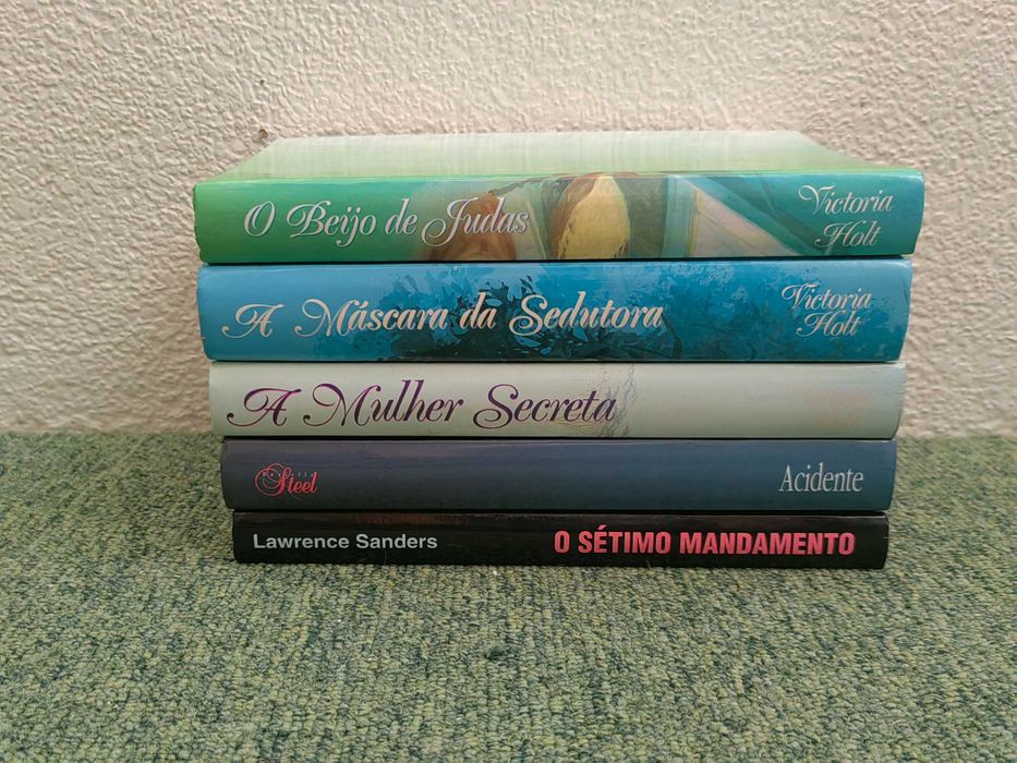 Lote 5 Livros Romance Capa Dura Círculo de Leitores (Victoria Holt, Danielle Steel, Lawrence Sanders)