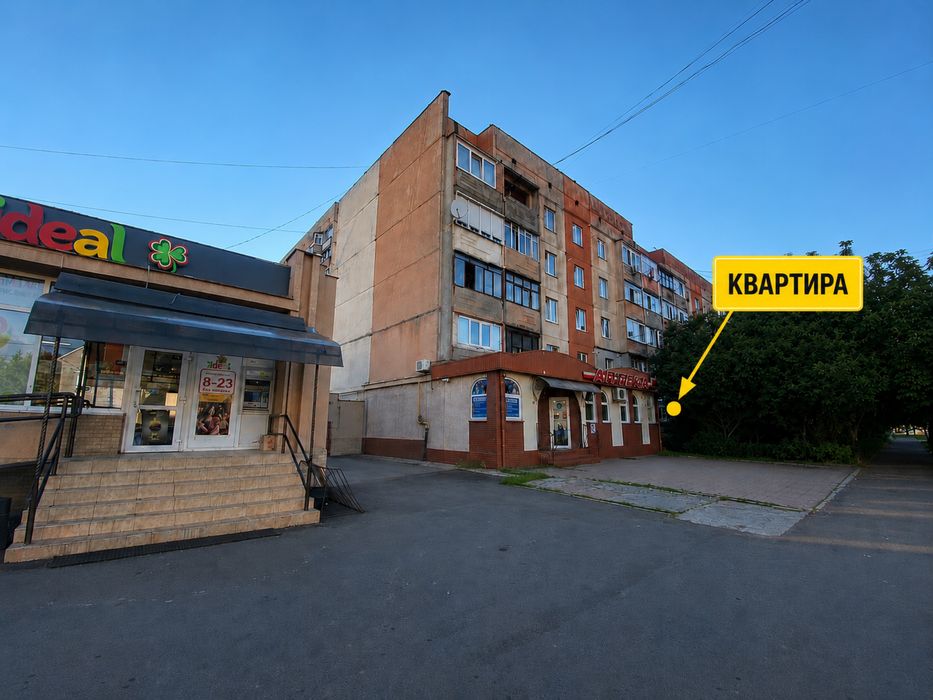 Продається 3х кімнатна квартира на першому поверсі, можливо під комерцію.