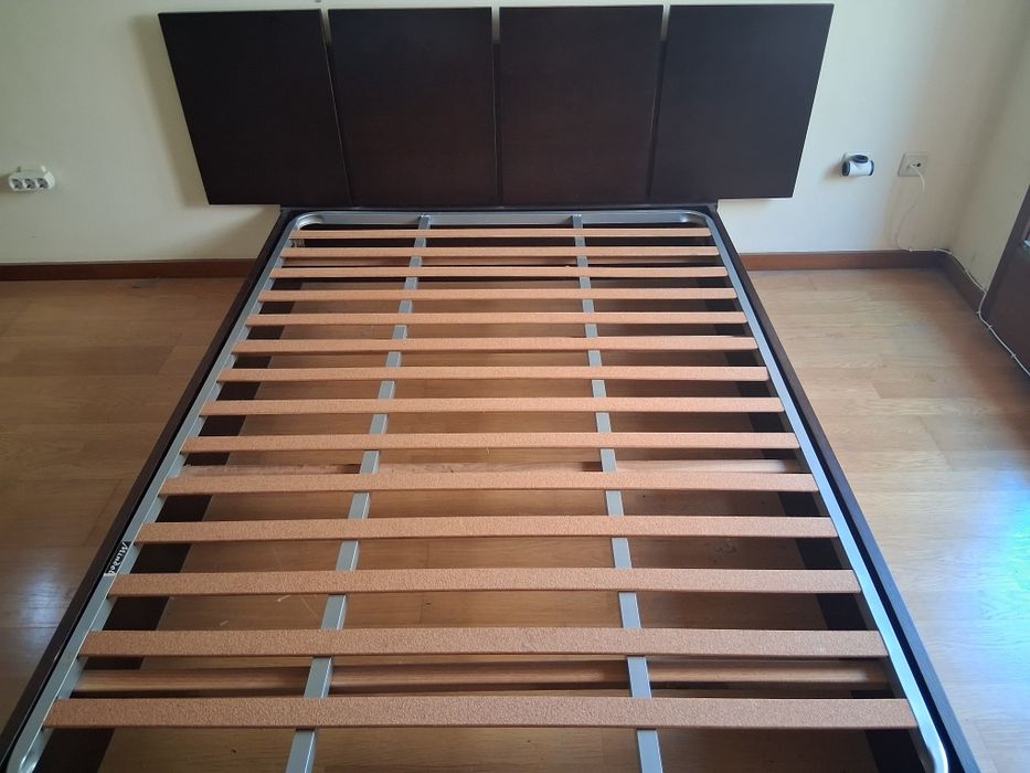 Cama 140x190 em wengue + 2 Mesas Cabeceira  + estrado