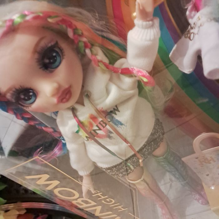 Lalka Rainbow High Amaya z szafa