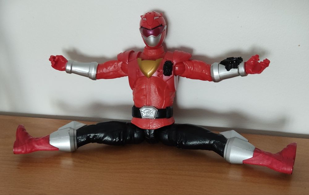 2 articulated action figures - Ben 10 and Power Ranger64750638857985122