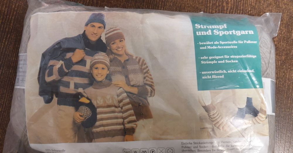 Włóczki w kolorze czerwonym i szarym