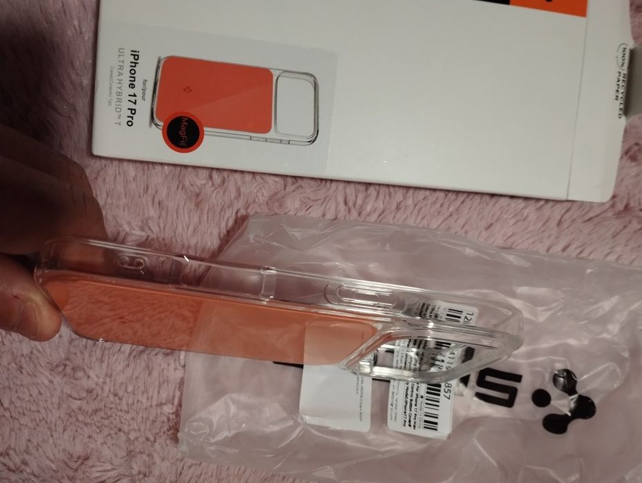 Capa Spigen para iPhone 17 Pro nova nunca usada