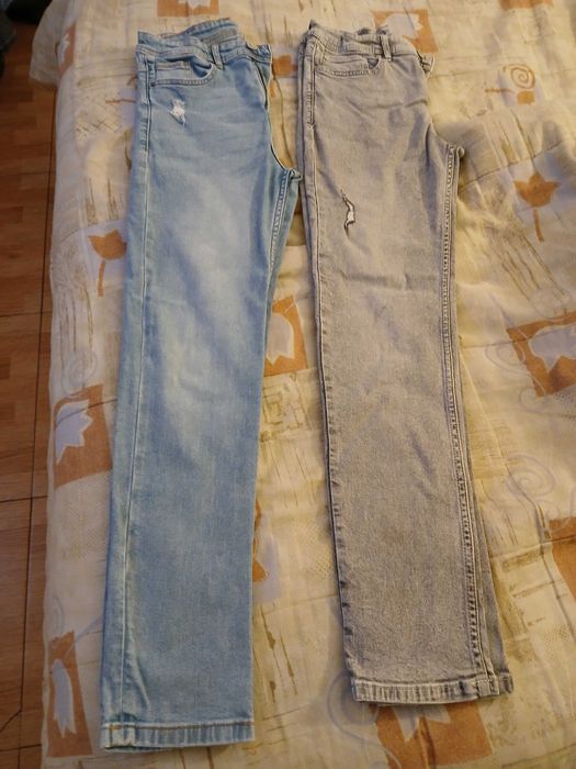 Calças de ganga de rapaz em perfeito estado