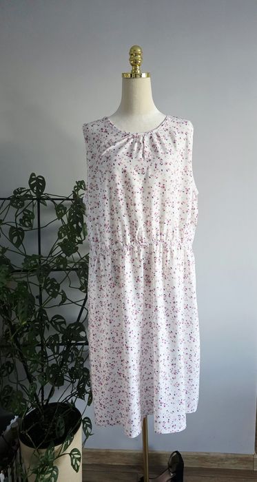 Lekka zwiewna sukienka w drobne kwiatuszki rozmiar 48 / 4XL plus size nowa