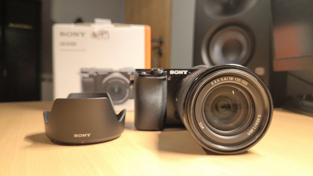 Câmera Sony a6100 + lente Sony 18-135 OSS