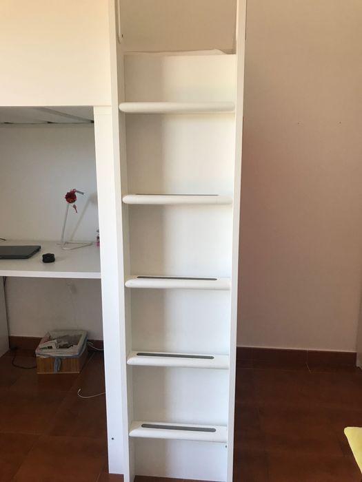 Cama junto com secretaria gavetero e armario