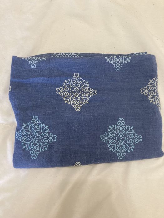 Echarpe azul com padrão