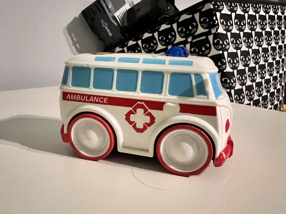 Zabawka karetka ambulans. Dźwięki, napęd