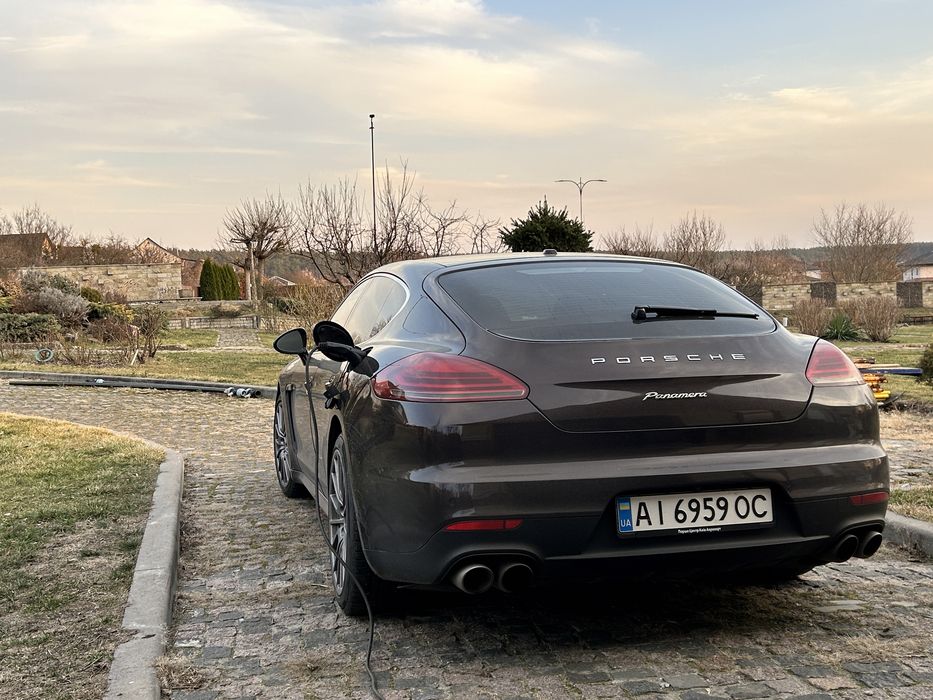 В продажі шикарний Porsche Panamera S (гібрід)