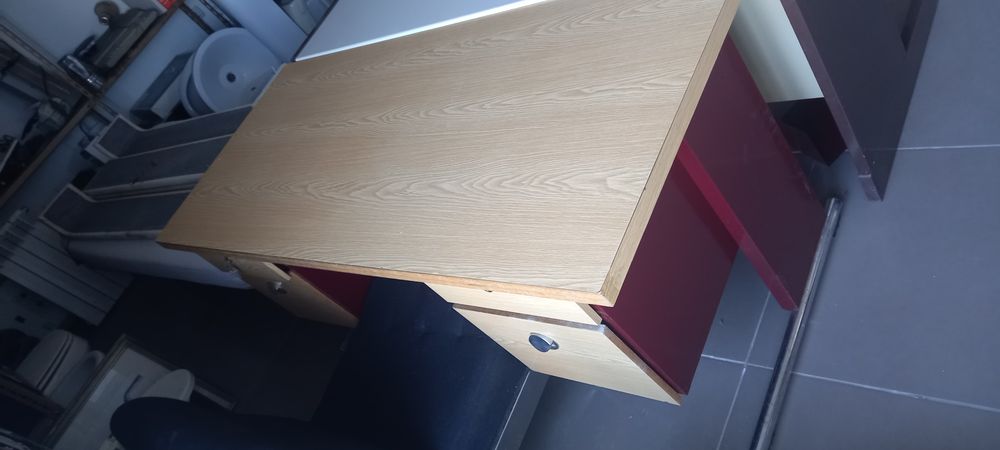 Secretaria com gavetas.