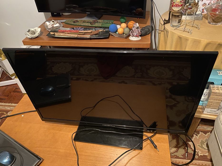 TV 32"Crown Japan” com riscas no ecrã
