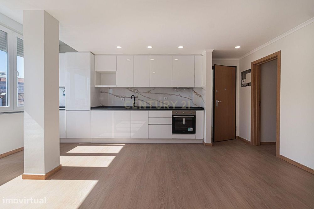 T2 Totalmente Remodelado | Luminosidade, Conforto e Terraço de 45 m²