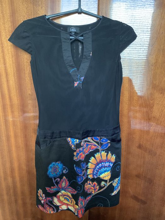 Чорна сукня в квітах