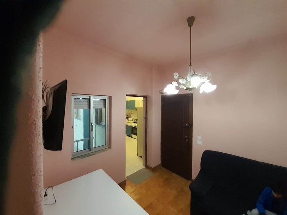 Quarto  em Almada. Romeira. 290 Euros
