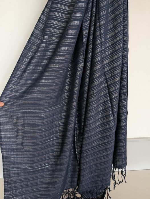 Granatowy szal ze srebrną nitką. H&M.