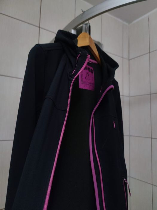 Czarna bluza L softshell z kapturem. Z przodu znajduje się zamek błysk