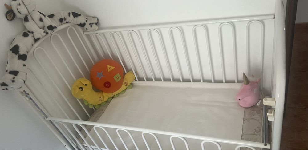 Vendo cama em ferro de criança branca