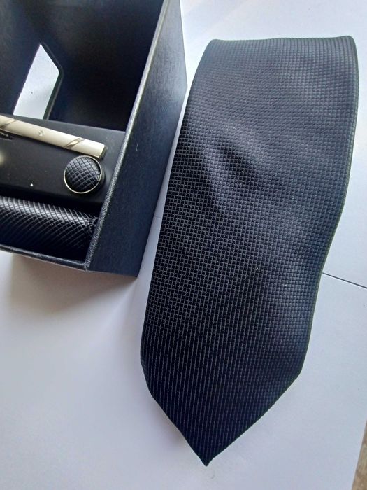 Elegancki Biznesowy Zestaw Krawat Poszetka Spinki HB225