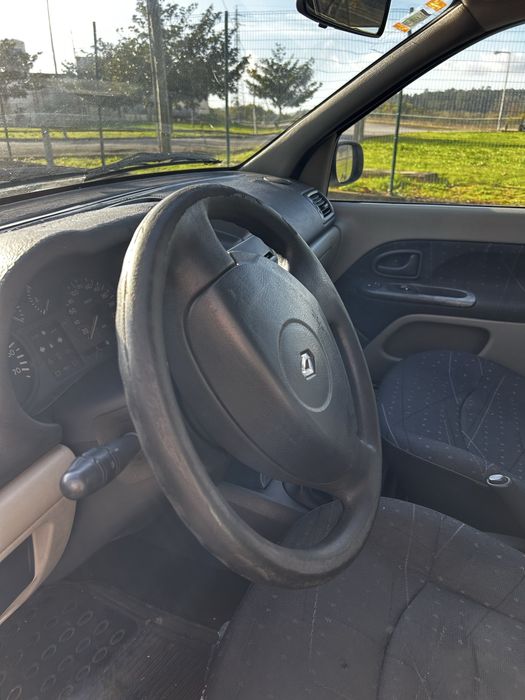 Renault Clio 1.6 Gasolina – 5 Portas – 2001 – Económico e Fiável