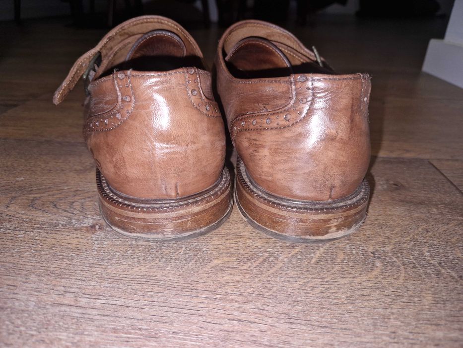 Sapatos de homem castanhos de fivelas 42