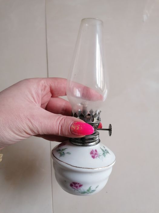 Stara porcelanowa lampa naftowa
