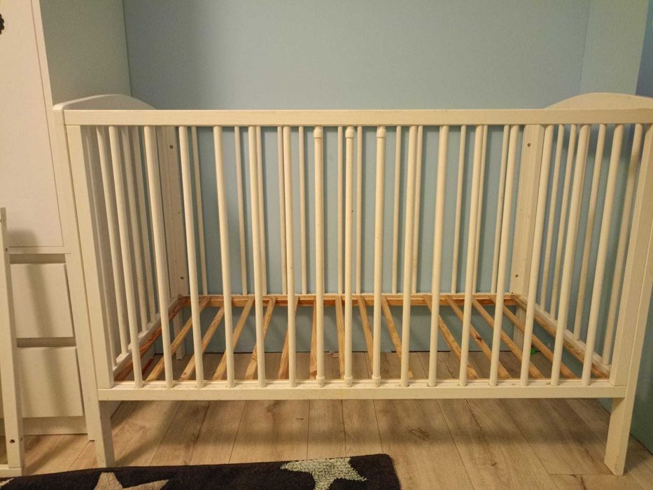 łóżeczko niemowlęce białe drewniane