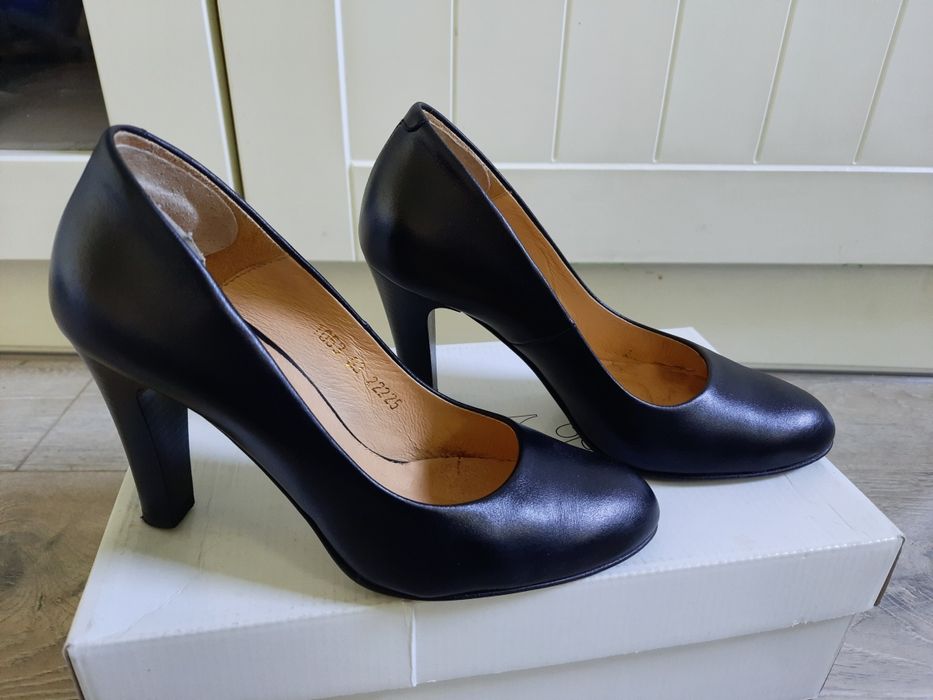 Buty skórzane na obcasie Eska r.35