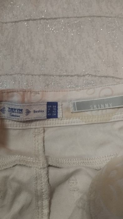 Calças cremes elásticas Bershka skinny