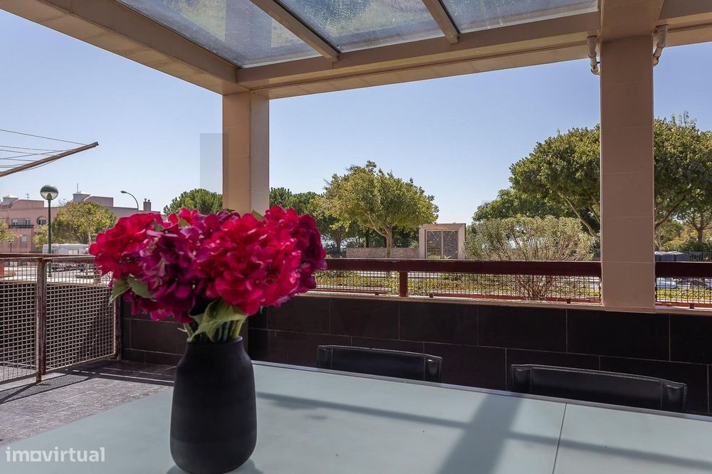 Apartamento T4 |  Parque dos Poetas l Terraço  com 50m2 e Box com  2 l