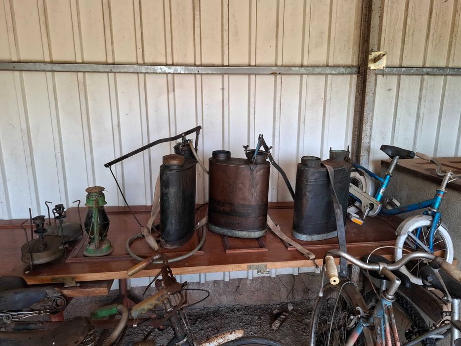 Bicicletas antigas e outras antiguidades