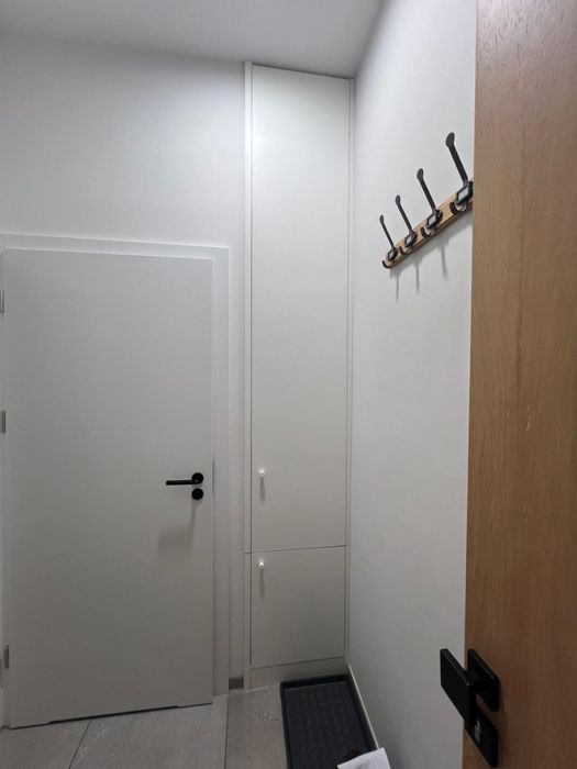 2x Biala waska szafa na ubrania z kliniki stomatologicznej