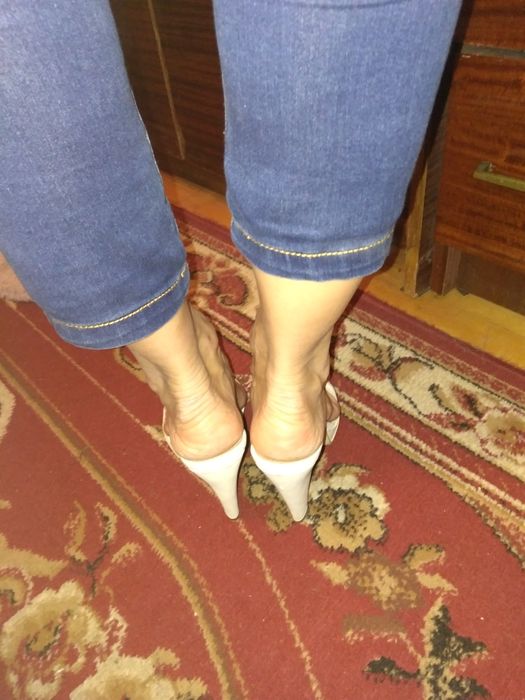 Білі шльопанці жіночі