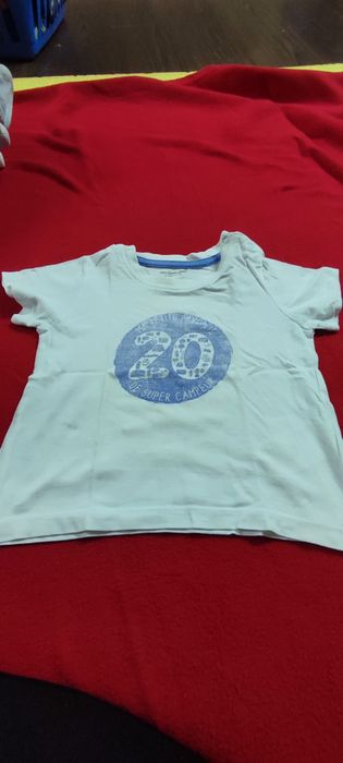 T-shirt de criança em bom estado