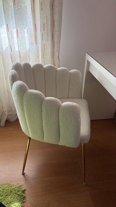 Cadeira Elegante Branca com Pés Dourados