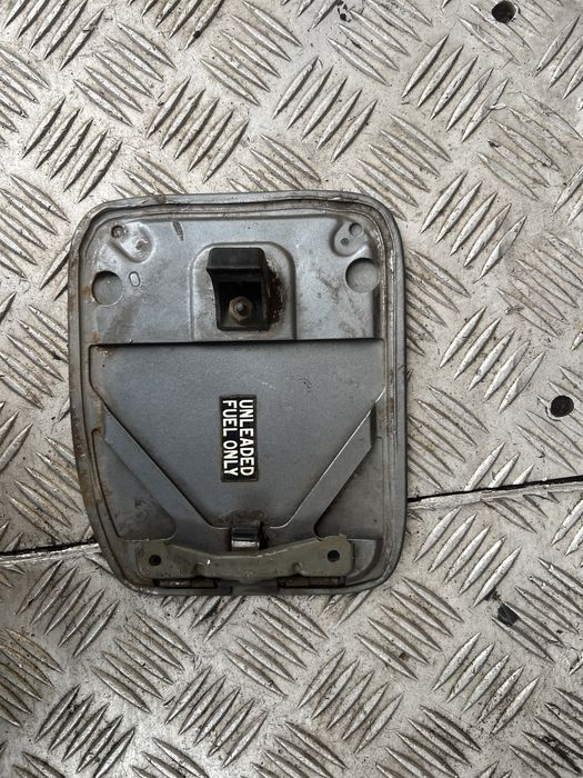 Лючок бензобака corolla e90