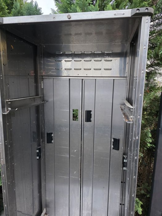 Szafa na kółkach ze stali na wędzarniee