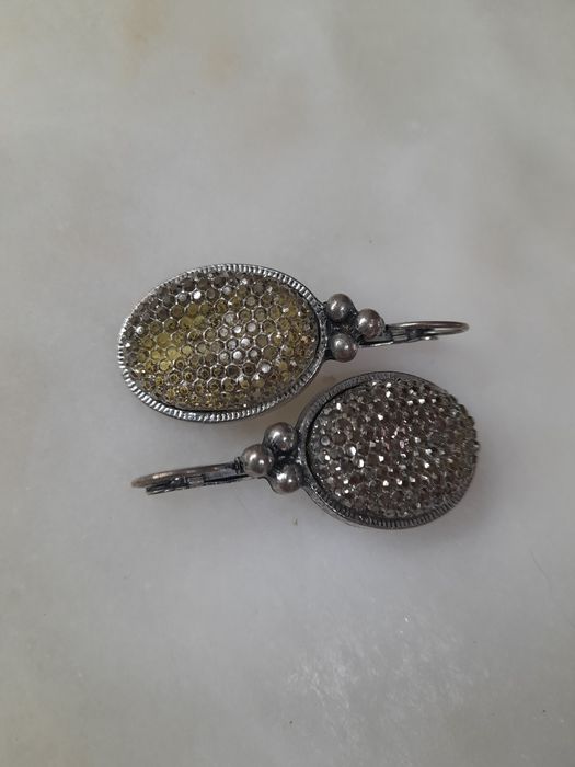 Brincos com pedras com brilho