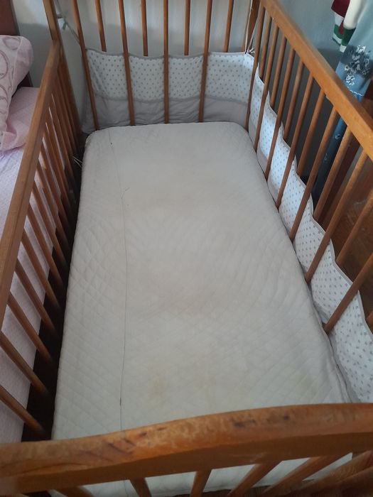 Duas camas de grades,duas cadeiras refeição  e carro de gemeas