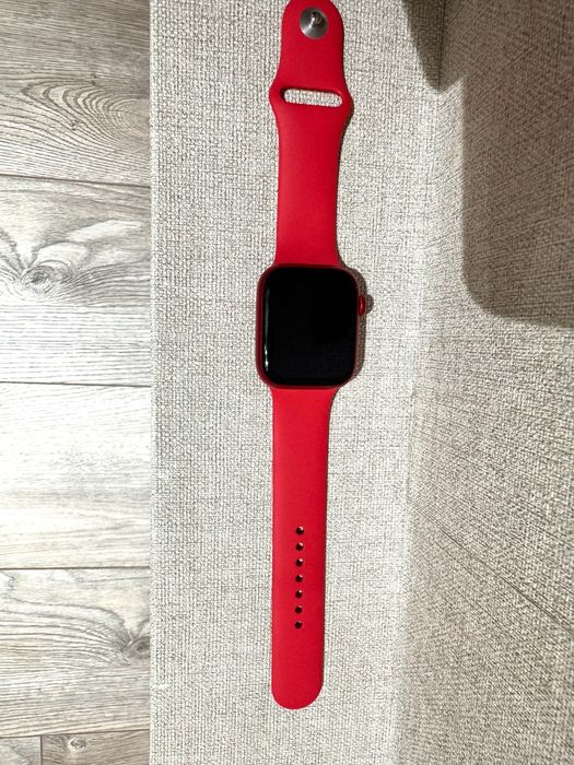 Apple Watch 8 (red product)