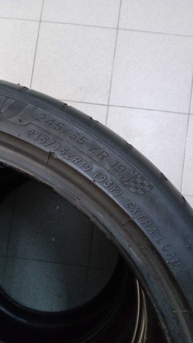 Гума на авто(літня)245/35R19