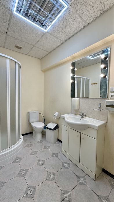 Продаж квартири  85 м² Київ, вул. Німецька 3  метро Палац Україна 1 поверх 4 кабінети Ремонт  Центр  Під офіс, салон, студію