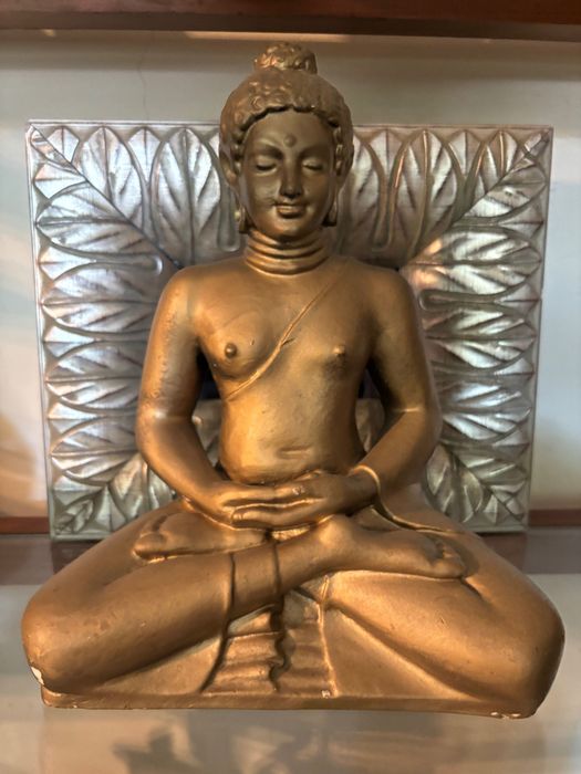 Buda dourada com muitos anos. Tem uma ligeira descasque de tinta como se vê nas fotografias