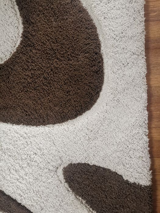 Gruby dywan bialo brazowy