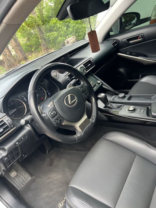 Lexus is 200t 2017